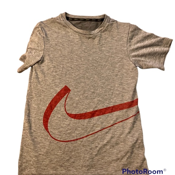 Nike Dri-Fit Boy’s Tshirt in grey with a red check| Size: S (8) - Picture 1 of 4